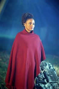 Charmed - Zauberhafte Hexen – Die Seherin (Debbi Morgan) hat Cole vor der Hochzeit gewarnt. Sollten er und Phoebe einen Sohn bekommen, würde er zum mächtigsten Wesen in der magischen Welt heranwachsen.