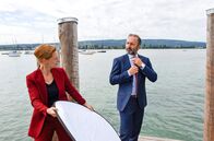 WaPo Bodensee – Der Politiker Götz Eberlein (Robert Schupp, r.) mit seiner persönlichen Assistentin Astrid Garber (Isabella Bartdorff, l.) bei einem Fototermin für seinen Landtagswahlkampf.