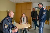 Der Bergdoktor – Nach den schweren Vorwürfen der unterlassenen Hilfeleistung kommt es für Herbert Sattler (Oliver Stritzl, l.) noch schlimmer: Seine Tochter Eva (Rike Schmid, 2.v.l.), mit der er seit Jahren keinen Kontakt mehr hat, vertritt die Gegenseite. Dr. Martin Gruber (Hans Sigl, 2.v.r.) und Thomas Brunner (Roland Silbernagl, r.) beobachten dies mit Sorge.