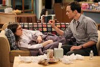 The Big Bang Theory – Während Sheldon (Jim Parsons, r.) sich um Amy (Mayim Bialik, l.) kümmert, als sie krank ist, bereitet sich Howard auf einen Ausflug mit seinem Schwiegervater vor ...