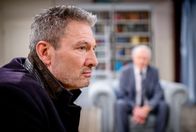 Sturm der Liebe – Christoph (Dieter Bach, l.) ist traurig, weil er zwar den Fürstenhof gewonnen, aber Alexandra verloren hat.
