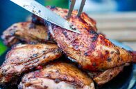 Zu Tisch ... – Bei Sams Barbecue gibt es typisch jamaikanisches Jerk Chicken.