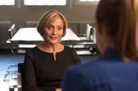 Rentnercops – ARD PROGRAMMDIREKTION, RENTNERCOPS, neue Vorabendserie (8 Folgen), Folge 2 "Solang man Träume noch leben kann"50 Uhr im Ersten. Rosie (Kerstin Gäthe, l.) kommt auf die Wache zu Vicky (Katja Danowski, r.) und meldet ihren Liebhaber Jürgen Bose als vermisst.