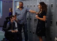 Speechless – Maya (Minnie Driver, r.) erzwingt die Absage des Homecoming-Lagerfeuers, weil sie sich Sorgen macht, dass der Strand nicht behindertengerecht ausgebaut ist. Doch was werden Kenneth (Cedric Yarbrough, M.) und JJ (Micah Fowler, l.) dazu sagen?