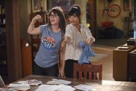 New Girl – L-R: Jess Day (Zooey Deschanel) und Cece Parekh (Hannah Simone)