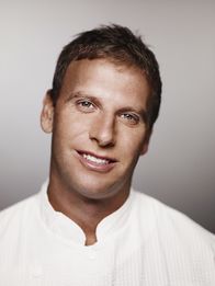 Das große Torten-Duell – ULTIMATE CAKE OFF host Michael Schulson.