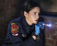The Rookie – Rettungssanitäterin Bailey Nune (Jenna Dewan) prüft die Pupillenreaktion der verletzten Person, indem sie ihr in die Augen leuchtet.