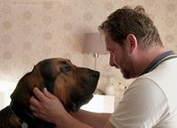 Auf und davon – Auf und davon Folge 3 Max ist nervlich belastet: Der sensible Hund Brian scheint dies zu spüren.