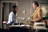 Gilmore Girls – Als sich Richard (Edward Herrmann, r.) mit einer Versicherungsberatungsfirma selbstständig machen will, braucht er Lorelais (Lauren Graham, l.) Unterstützung, während Rory und Jess' Unfall für einigen Gesprächsstoff sorgt ...
