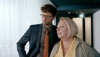 Parlament – Samy (Xavier Lacaille) und Gesine (Martina Eitner-Acheampong) versuchen den Vertreter der KMU für sich zu gewinnen.