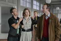 Die Rosenheim-Cops – Carlo Haslinger (Steffen Wink, l.), seine Geliebte Johanna Reitmann-Schwarz (Patricia Aulitzky) und deren noch Ehemann Eberhard Schwarz (Wolfgang Schatz, r.) können vor Michi Mohr (Max Müller) ihre gegenseitigen Verdächtigungen nicht zurückhalten.