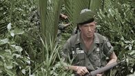 Apokalypse: Der Kalte Krieg – 1959. In Südvietnam versammeln die Green Berets die Dorfbewohner in gut bewachten strategischen Weilern.