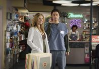 Scrubs - Die Anfänger – Weil Elliott (Sarah Chalke, l.) plötzlich so viel Zeit mit ihrer Freundin Melody verbringt, fühlt sich J.D. (Zach Braff, r.) vernachlässigt und stiftet Unfrieden zwischen beiden ...