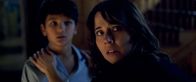 Lloronas Fluch – Chris (Roman Christou, l.); Anna Tate-Garcia (Linda Cardellini, r.)