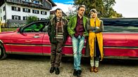 Falsche Siebziger – Gruppenphoto mit Geltinger Schwindler-Trio vor farbiger Strechlimousine: Gerhard Wittmann (Karl Kainz), Sebastian Bezzel (Hubertus Hochstetter) und Kathrin von Steinburg (Iris Schranner)