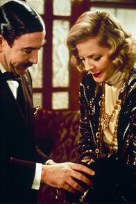 Mord im Orient-Express – Albert Finney (Hercule Poirot), Lauren Bacall (Mrs. Hubbard).