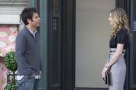 How I Met Your Mother – Um ein Date mit der hübschen Ärztin Stella (Sarah Chalke, r.) zu bekommen, lässt sich Ted (Josh Radnor, l.) einiges einfallen ...