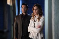 Lucifer – Lucifer (Tom Ellis, l.); Charlotte (Tricia Helfer, r.)