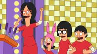 Bob's Burgers – Nach ihrer Autopanne treten Bob, Linda (l.), Louise (2.v.l.), Gene (r.) und Tina (2.v.r.) in einer Ausgabe der Game-Show "Family Fracas!" an. Zum Ärger des Gastgebers gewinnen sie immer wieder und kehren Nacht für Nacht zurück, bis ihre Glückssträhne ein jähes Ende nimmt ...