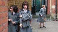An Education – Tina (Ellie Kendrick, l.) und Jenny (Carey Mulligan, r.)