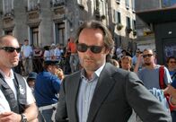 Donna Leon – Commissario Brunetti (Uwe Kockisch, Mitte) lässt einen Platz in Venedig absperren, auf dem ein Straßenhändler erschossen wurde.