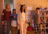 The Mick – Messer, Schere, Feuer, Licht sind für kleine Kinder nichts. Mickey (Kaitlin Olson, l.), Alba (Carla Jimenez, 2.v.l.), Sabrina (Sofia Black-D'Elia, 2.v.r.) und Chip (Thomas Barbusca, r.) sind schockiert, dass das niemand dem kleinen Ben beigebracht hat.