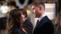 The Rookie – Lucy (Melissa O'Neil) und Tim (Eric Winter) tanzen miteinander auf der Hochzeitsfeier, nachdem sie ihre Differenzen überwunden und sich endlich ausgesprochen haben