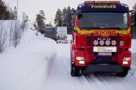 Ice Road Rescue - Extremrettung in Norwegen – Ein Lastwagen ist ins Rutschen geraten, auf einem Hügel in Finnsnes seitlich stehen geblieben und muss gerettet werden, in der Nähe eines Militärschießplatzes in Sætermoen.