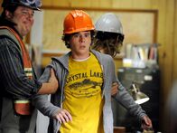 The Middle – Um fürs Schule schwänzen zu büßen, soll Axl (Charlie McDermott, l.) einen Tag im Steinbruch verbringen. Doch das stellt sich als gar nicht so schlimm wie befürchtet heraus ...
