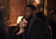 New Girl – Ein Jahr nach dem dramatischen Tod von Winstons (Lamorne Morris, r.) liebem Freund, veranstalten er, Aly (Nasim Pedrad, l.) und alle Freunde eine Gedenkfeier ...