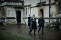 Der junge Inspektor Morse – Die Ermittler Fred Thursday (Roger Allam, l.) und Endeavour Morse (Shaun Evans, r.) werden darüber informiert, dass eine Sekretärin im Lonsdale College durch eine Bombe, die in einem Paket versteckt war, ermordet wurde.