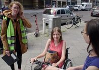 plan b – Die Rollstuhlfahrerin Adina Hermann bei einer Aktion in Berlin für barrierefreie Innenstädte.