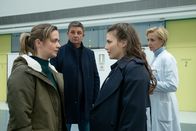 Der Bergdoktor – Katharina Schober (Sarina Radomski, l.) und ihre Schwester Melanie (Leonie Rainer, 2.v.r.) sehen sich nach acht Jahren das erste Mal wieder. Dr. Martin Gruber (Hans Sigl, 2.v.l.) und Dr. Angelika Rüdiger (Annika Ernst, r.) sind verwundert, warum sich die beiden so schwer miteinander tun.