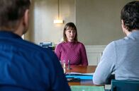 Tatort – Anne Werner (Katharina-Marie Schubert) erläutert den Kommissaren Thorsten Lannert (Richy Müller, li.) und Sebastian Bootz (Felix Klare) ihren Arbeitsalltag in der mobilen Pflege, der manchmal durch Angehörige noch schwieriger wird.