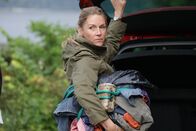 SOKO Wien – Dr. Elisabeth Leitner (Carolin Fink) versucht, persönliche Sachen vom Mordopfer Nadja verschwinden zu lassen.