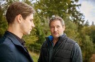 Sturm der Liebe – Christoph (Dieter Bach, r.) weiht Paul (Sandro Kirtzel, l.) in seine Pläne für den "Fürstenhof" ein.