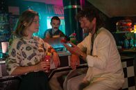 SOKO Stuttgart – Erinnerungen an das Jahr 1988: Im Fall einer vermissten jungen Frau macht sich die junge Streifenpolizistin Martina Seiffert (Anna Bullard) auf die Suche. In einer Bar hofft sie von Barkeeper Franky (Benjamin Strecker) und DJ Hans Gebhard (Peter Ketnath) entscheidende Hinweise zu erhalten.