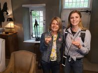 Verrückt nach Meer – Ausflug der Passagierinnen Gabi und Julia mit der "Wine Tram" ins südafrikanische Weinanbaugebiet. Weinprobe im Weingut "Grande Provence" in Franschhoek.