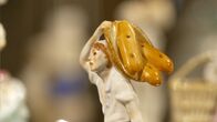 Aus dem Rahmen – Meissen Porzellanfigur.