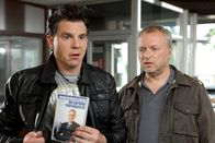 Die Lottosieger – (v.li.) Daniel Keberle (Willi Manger), Reinhard Nowak (Rudi Deschek).