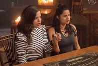 Charmed – Maggie (Sarah Jeffery, l.); Mel (Melonie Diaz, r.)