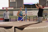 Simon Ehammer - Der (Fast-)Alleskönner – Trainingseinheit mit dem legendären Stabhochsprung-Trainer Philippe D’Encausse (r.), am 25. Januar 2024 in Clermont-Ferrand (Frankreich). Links im Bild ist Ehammers «normaler» Stab-Trainer Roman Wagner.