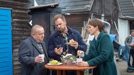 SOKO Wismar – Reuter (Udo Kroschwald, l.), Lars Pöhlmann (Dominic Boeer, 2. v. l.) und Karoline Joost (Nike Fuhrmann, r.) besprechen die Lage bei einem Fischbrötchen: Offenbar hat Marek Seilinger seinen besten Freund Simon kurz vor dessen Tod in den sozialen Netzwerken schwer beschimpft. Aber weshalb hat es zwischen den Freunden Streit gegeben? Ist der Streit auf tödliche Weise eskaliert?