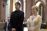 Der letzte Bulle – Der große Tag ist da. Roland Meisner (Robert Lohr, l.) und Lisa (Floriane Daniel, r.) wollen heiraten. Doch kaum beginnt die Trauung, da taucht auch schon Mick auf ...