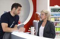 Anna und die Liebe – Anna (Jeanette Biedermann, r.) wird von Jannick (Mike Adler, l.) mit einer neuen Aufgabe betraut.