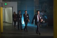 Scorpion – Noch ahnen Paige (Katharine McPhee, l.), Walter (Elyes Gabel, 2.v.l.), Toby (Eddie Kaye Thomas, 2.v.r.) und Cabe (Robert Patrick, r.) nicht, dass einige ihrer Auftraggeber nicht diejenigen sind, die sie vorgeben zu sein ...