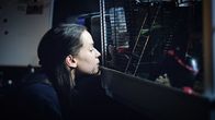 Unit 42 – Billie Vebber (Constance Gay) schaut sich die Ratten im Labor der getöteten Forscherin an.