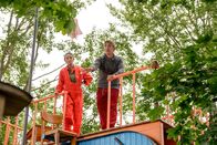 Löwenzahn – Test für den Mini-Fallschirm Marke Eigenbau. Fritz Fuchs (Guido Hammesfahr) und Rosi (Renate Serwotke) sind gespannt, ob der Fallschirm eine Kamera trägt.