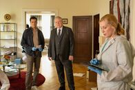 Der Staatsanwalt – Oberkommissar Alexander Witte (Jannik Mioducki, l.) und Oberstaatsanwalt Bernd Reuther (Rainer Hunold, M.) treffen am Tatort auf Rechtsmedizinerin Dr. Judith Engel (Astrid Posner, r.). Kann sie schon nähere Informationen zu den Todesumständen geben?