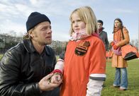 Der letzte Bulle – Erst spät wird Mick (Henning Baum, l.) klar, dass die kleine fußballbegeisterte Lilli (Tabea Willemsen, r.) ein gefährliches Geheimnis bewahrt.
